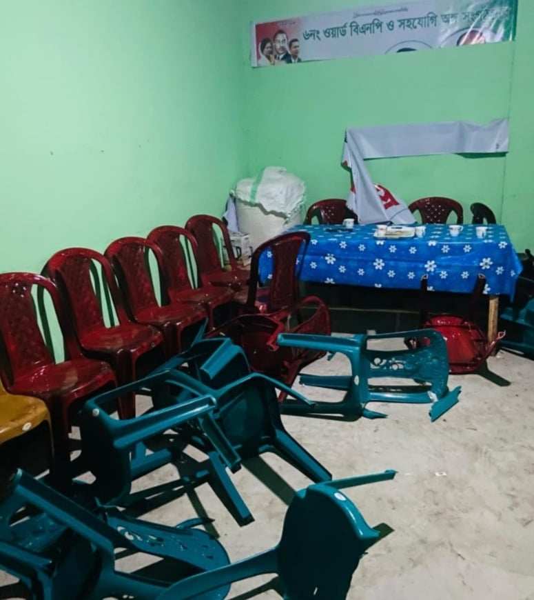 লক্ষ্মীপুরে বিএনপি কার্যালয় ভাংচুর, লুটপাট, প্রতিবাদে বিক্ষোভ