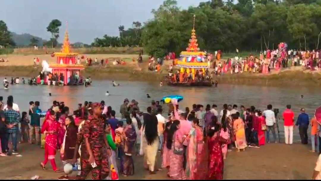রামুর বাঁকখালী নদীতে ঐতিহ্যবাহী কল্প জাহাজ ভাসা উৎসব যেন সম্প্রীতির মিলনমেলা