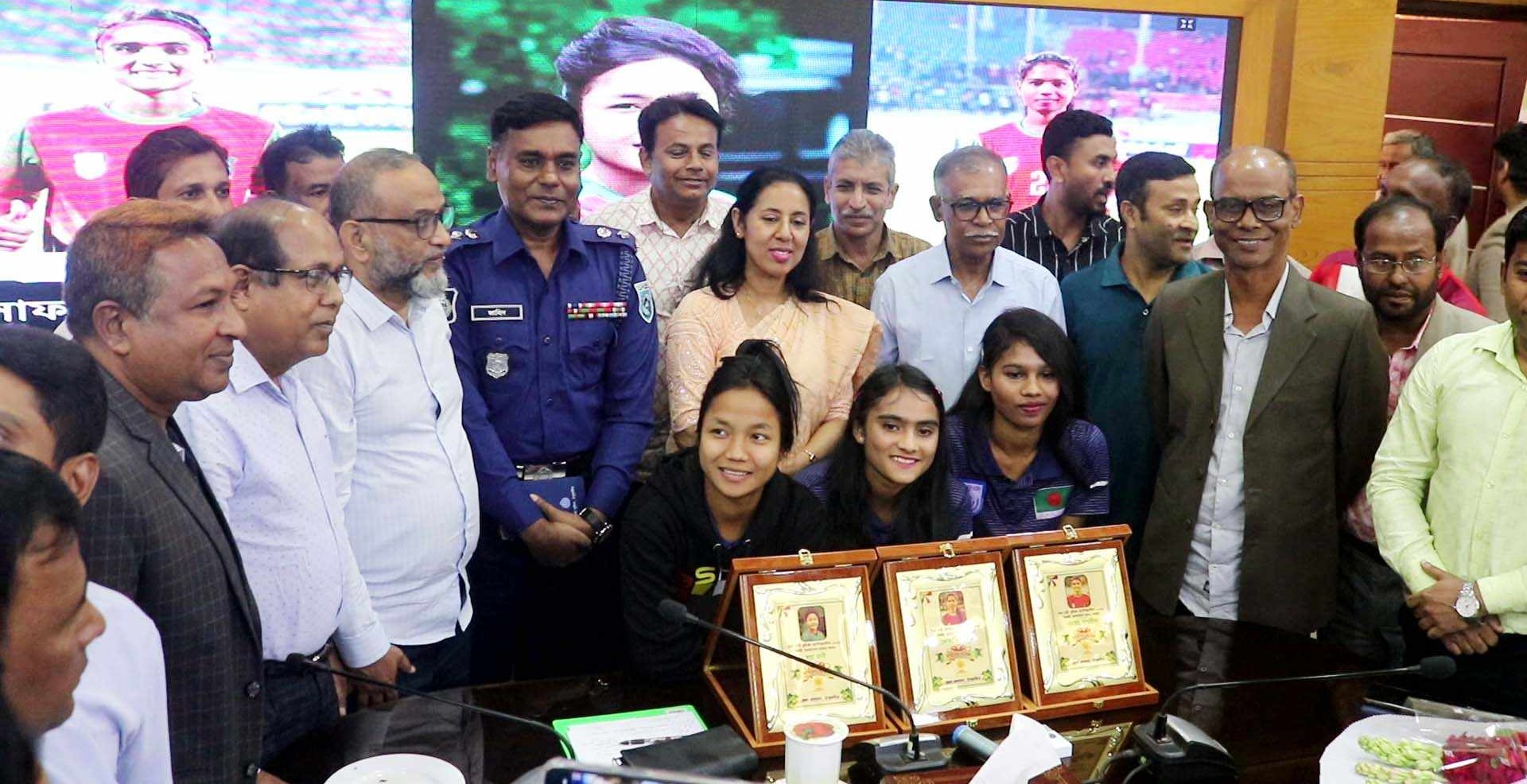 নারী ফুটবল চ্যাম্পিয়ন দলের সদস্যদের জেলা প্রশাসনের সংবর্ধনা