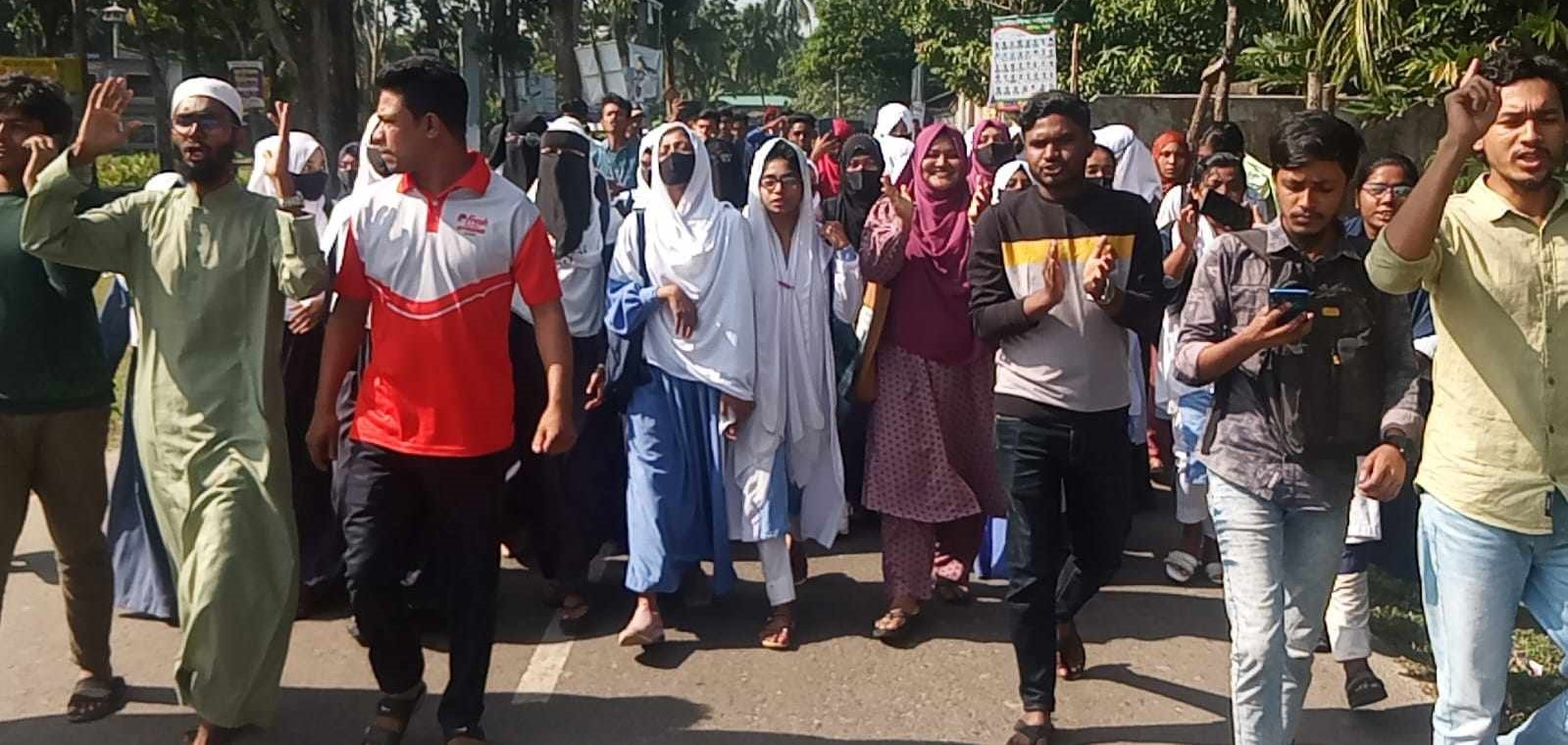 বাউফলে উপজেলা নির্বাহী অফিসারের অপসারণের দাবিতে বিক্ষোভ