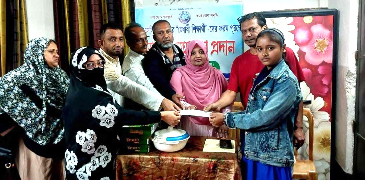 বাউফলে অসচ্ছল মেধাবী শিক্ষার্থীদের নগদ অর্থ প্রদান
