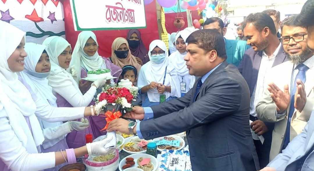লক্ষ্মীপুরে বর্ণিল আয়োজনে শিক্ষার্থীদের পিঠা উৎসব
