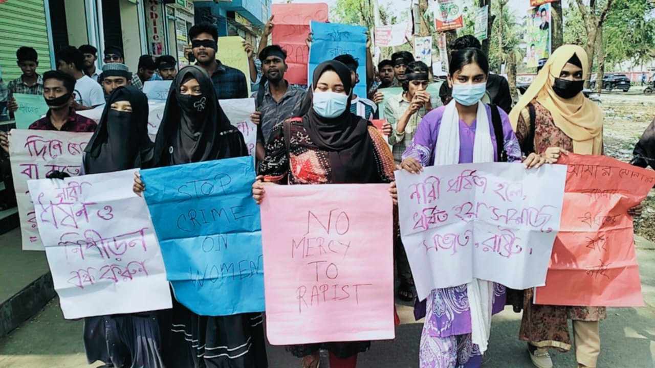 কলাপাড়ায় সারাদেশে ধর্ষণের প্রতিবাদে  বিক্ষোভ ও মানববন্ধন