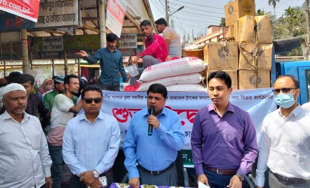 ভ্রাম্যমাণ ট্রাকে টিসিবির পণ্য বিক্রয় কার্যক্রম উদ্বোধন