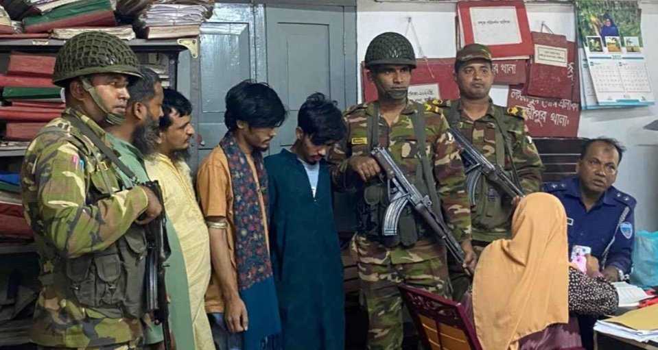 লক্ষ্মীপুরে নকল স্বর্ণ বিক্রি করতে এসে তিন প্রতারক আটক