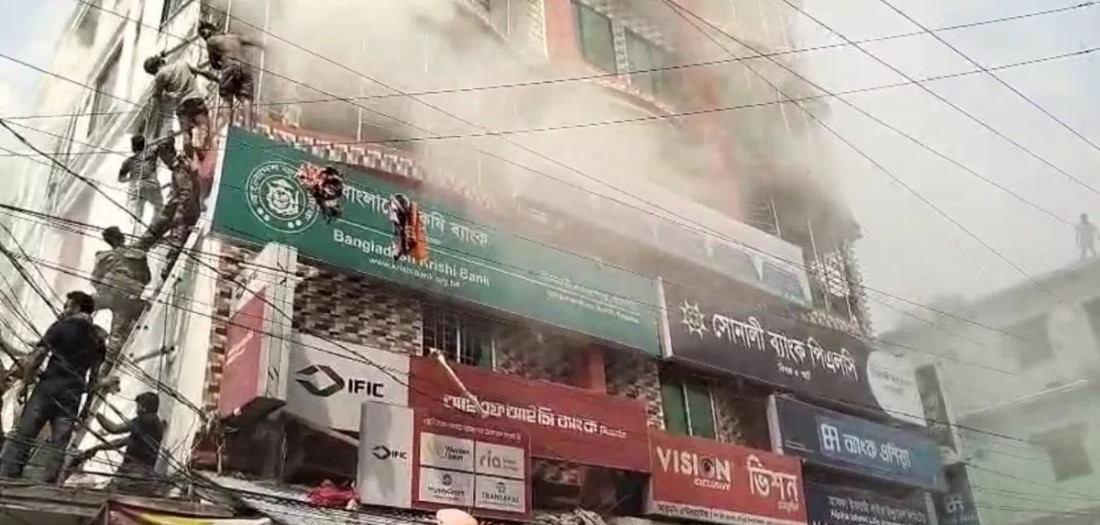 বাগেরহাটে বাণিজ্যিক ভবনে ভয়াবহ আগুন