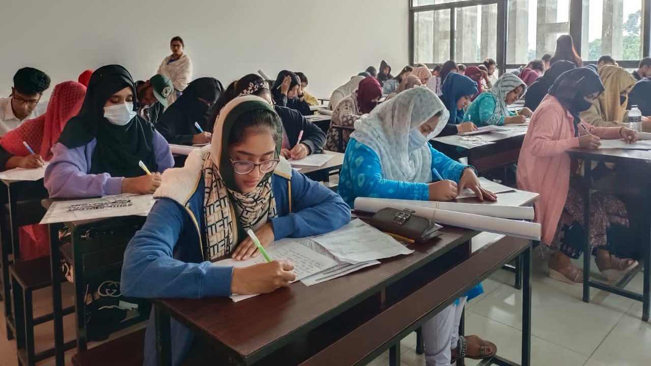 এবার ১৯ লাখ ২৮ হাজার পরীক্ষার্থী এসএসসি পরীক্ষায় অংশ নিচ্ছে